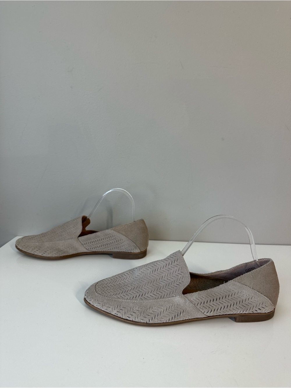 Lucky Brand Suede Grey Pointed Loafers Size 10 Brogan Laser Cut - Picture 3 of 16